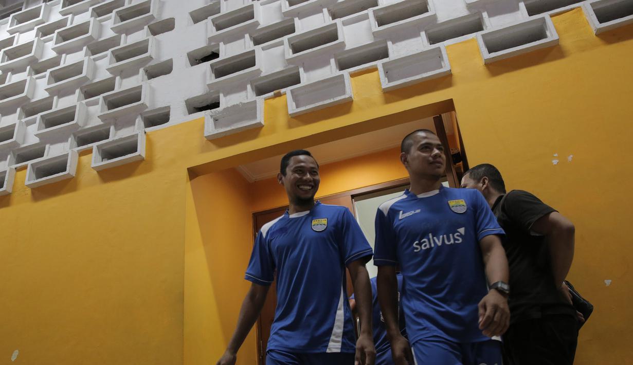 Pemain Persib Tantan dan M. Ridwan bersiap latihan jelang laga final Piala Presiden 2015 menghadapi Sriwijaya FC di Stadion Utama Gelora Bung Karno, Jakarta, Sabtu (17/10/2015). (Bola.com/Vitalis Yogi Trisna)