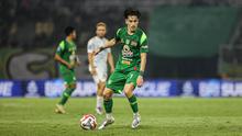 Aksi pemain Persebaya Surabaya,&nbsp;Francisco Rivera saat bertanding melawan PSIM Yogyakarta&nbsp;pada BRI Super League 2025/2026 di Stadion Gelora Bung Tomo, Surabaya,&nbsp;Jumat (8/8/2025). (Bola.com/Abdul Aziz)&nbsp;