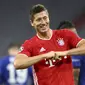 Robert Lewandowski merayakan gol keempat Bayern Munchen ke gawang Chelsea pada leg kedua babak 16 besar Liga Champions di Allianz Arena, Minggu (9/8/2020) dini hari WIB. Munchen menang 4-1. (AP Photo/Matthias Schrader)