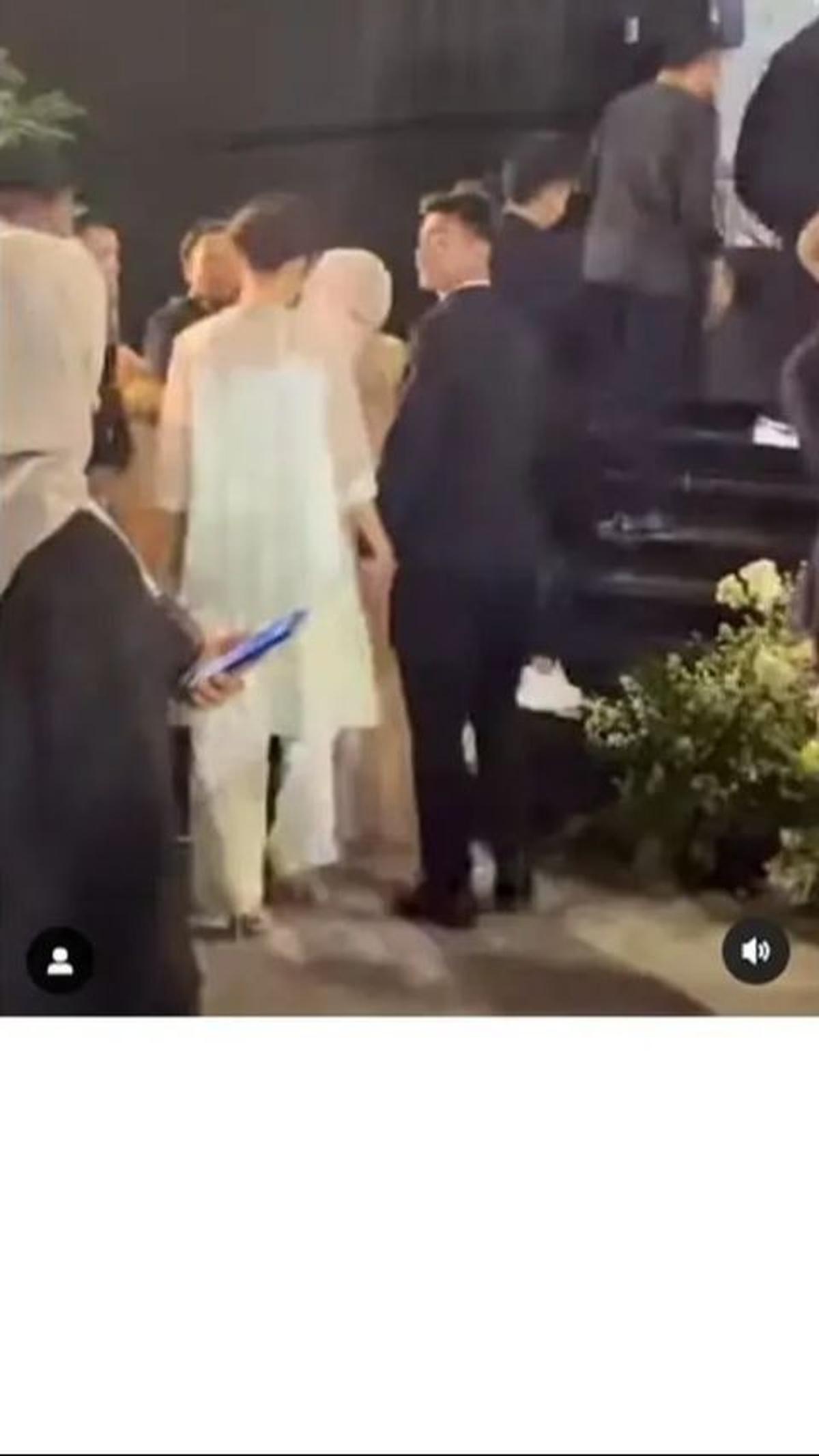 Kehadiran Arhan dan Azizah di acara resepsi pernikahan Egy Maulana dan Adiba tak luput dari perhatian.