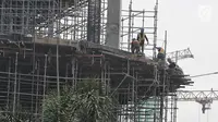 Sejumlah pekerja menyelesaikan pembangunan proyek gedung di Jakarta, Jumat (20/7). Dari 8,1 juta orang tenaga kerja konstruksi hanya tujuh persen yang memiliki sertifikat dan ijazah. (Liputan6.com/Faizal Fanani)