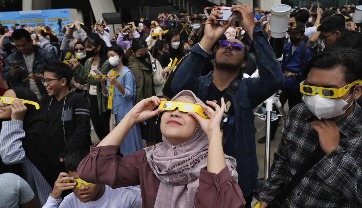 Gerhana matahari hibrida - yang pertama dari jenisnya dalam hampir 10 tahun - sedang berlangsung hari ini. (AP Photo/Tatan Syuflana)