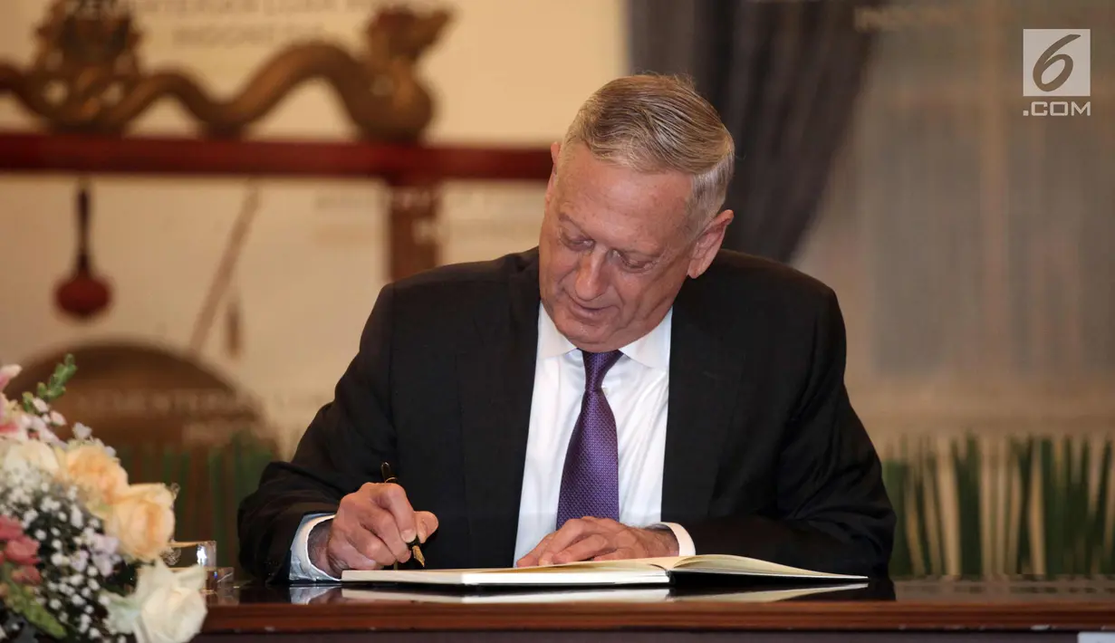 Menhan AS, Jim Mattis mengisi buku tamu di Kantor Kementerian Luar Negeri, Jakarta, Senin (22/1). Mattis dijadwalkan berkunjung ke Tanah Air pada 22-24 Januari 2018 untuk bertemu sejumlah pejabat tinggi Indonesia. (Liputan6.com/Arya Manggala)