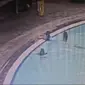 Rekaman CCTV kekasih Tamara Tyasmara, inisial YA mendekati Dante (6) di kolam renang (Istimewa)