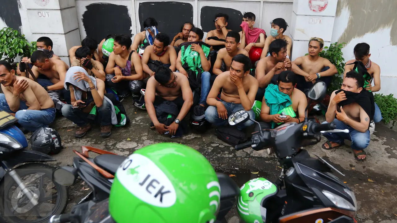 20160322-Bertelanjang Dada, Pengemudi Ojek Online di Sweeping
