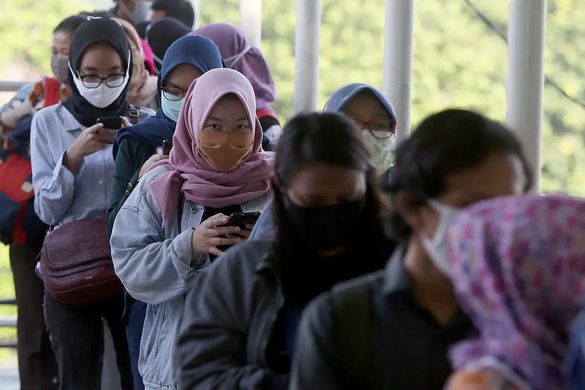 FOTO: New Normal, Calon Penumpang KRL Mengular di JPO Lenteng Agung