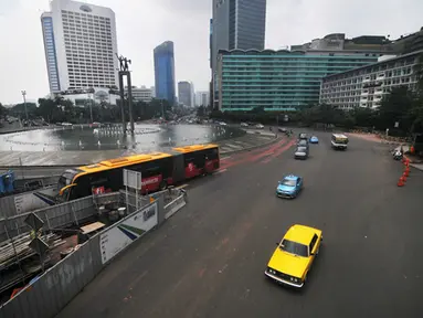 Sebuah mobil Volvo Classic tahun 1975 melintas di sekitar Bundaran HI, Jakarta, Rabu (21/1/2015). Pemprov DKI akan menerapkan kebijakan pembatasan usia kendaraan beroda empat yang melintas di jalan protokol. (Antara Foto/Zabur Karuru)