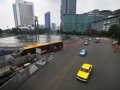 Sebuah mobil Volvo Classic tahun 1975 melintas di sekitar Bundaran HI, Jakarta, Rabu (21/1/2015). Pemprov DKI akan menerapkan kebijakan pembatasan usia kendaraan beroda empat yang melintas di jalan protokol. (Antara Foto/Zabur Karuru)