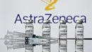 Gambar ilustrasi menunjukkan botol berstiker "Vaksin COVID-19" dan jarum suntik dengan logo perusahaan farmasi AstraZeneca, London, Inggris, 17 November 2020. Vaksin buatan AstraZeneca yang bekerja sama dengan Universitas Oxford ini disebut 70 persen ampuh melawan COVID-19. (JUSTIN TALLIS/AFP)