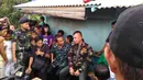 Musisi Ahmad Dhani mendatangi lokalisasi Kalijodo, Penjaringan, Jakarta, Senin (15/2). Bakal calon gubernur DKI Jakarta itu mengenakan seragam loreng Banser saat blusukan ke kawasan esek-esek yang terancam digusur Pemprov DKI tersebut (Foto : Muslim AR)