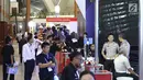 Pengunjung melihat pameran Indo Security 2017 di JCC, Jakarta, Rabu (12/7). Pameran tersebut menampilkan masalah peralatan, masalah keamanan, masalah kebakaran yang berkaitan dengan pelayanan publik  dan penyelamatan. (Liputan6.com/Angga Yuniar)