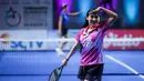 Ekspresi selebritas Indonesia, Shakira Jasmine setelah gagal memetik poin dalam laga semifinal ganda putri padel Turnamen Olahraga Selebriti Indonesia (TOSI) Season 4 di GOR UNJ, Jakarta, Minggu (02/11/2025). (Bola.com/Bagakara Lazuardi)