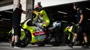 Pembalap Pertamina Enduro VR46, Fabio Di Giannatonio bersiap untuk melakukan tes pramusim MotoGP 2024 di Lusail International Circuit, Doha, Qatar, Selasa (20/02/2024) waktu setempat. (Dok. Pertamina Enduro VR46 Racing Team)