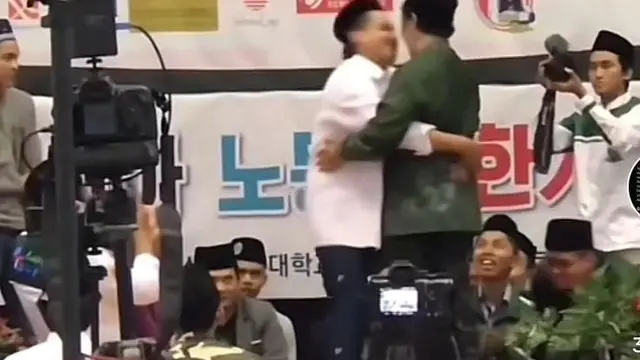 Gus Baha pelukan