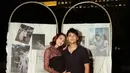 Usai pemotretan, pasangan ini melanjutkan perayaan dengan makan malam romantis yang intimate. Dekorasi penuh lilin dan rangkaian bunga mawar merah menciptakan suasana hangat sekaligus dreamy.