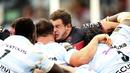 Anthony Etrillard (tengah) dari tim Toulon terjepit saat berebut bola dengan para pemain Racing 92 pada ajang Rugby di Yves du Manoir Stadium, Colombes (18/9/2016). (AFP/Franck Fife)