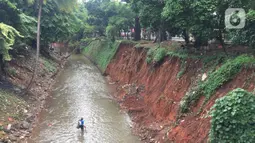 Kondisi dinding Kali Baru yang longsor di Jalan Raya Bogor, Kramat Jati, Jakarta Timur, Jumat (10/1/2020). Longsor yang terjadi akibat banjir beberapa waktu lalu tersebut berpotensi menyebabkan longsor susulan akibat tidak adanya turap yang menahan dinding kali. (Liputan6.com/Immanuel Antonius)