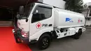 Sebuah truk tangki air bersih dipamerkan di depan kantor PMI Jakarta, Jumat (06/4). Palang Merah Indonesia menerima 10 truk tangki air bersih untuk operasi kemanusiaan bencana. (Liputan6.com/Fery Pradolo)