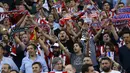 Suporter Atletico Madrid bernyanyi mendukung timnya melawan Leicester City pada laga leg pertama perempatfinal Liga Champions  di Vicente Calderon stadium, (13/4/2017). Atletico menang 1-0. (AP/Francisco Seco)