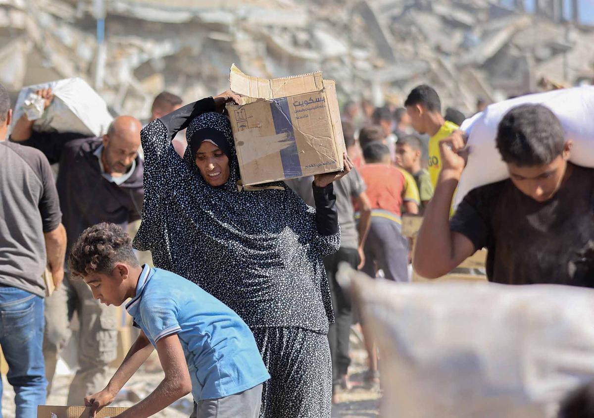 FOTO: Di Tengah Gencatan Senjata, Warga Gaza Berebut Bantuan Bahan Makanan untuk Bertahan Hidup
