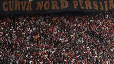 Suporter Persija, The Jakmania, memberikan dukungan saat melawan Persela pada laga Liga 1 di SUGBK, Jakarta, Selasa (20/11). Persija menang 3-0 atas Persela. (Bola.com/Vitalis Yogi Trisna)