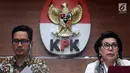 Wakil Ketua KPK, Basaria Panjaitan (kanan) memberi keterangan penetapan tersangka baru terkait dugaan korupsi e-KTP di Jakarta, Rabu (10/1). KPK menetapkan dua tersangka baru, salah satunya mantan pengacara SN. (Liputan6.com/Helmi Fithriansyah)