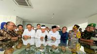 Gubernur Jawa Barat, Dedi Mulyadi bersama Wali Kota Depok, Supian Suri, dan Rektor UIII, Prof Jamhari saat melihat site plan UIII, Depok (Liputan6.com/Dicky Agung Prihanto)
