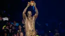 Mantan pemain basket NBA Kobe Bryant mengangkat pialanya usai menerima semprotan "slimed" di Kids Choice Sport 2016 di Los Angeles, California, (14/7). (REUTERS/Mario Anzuoni)
