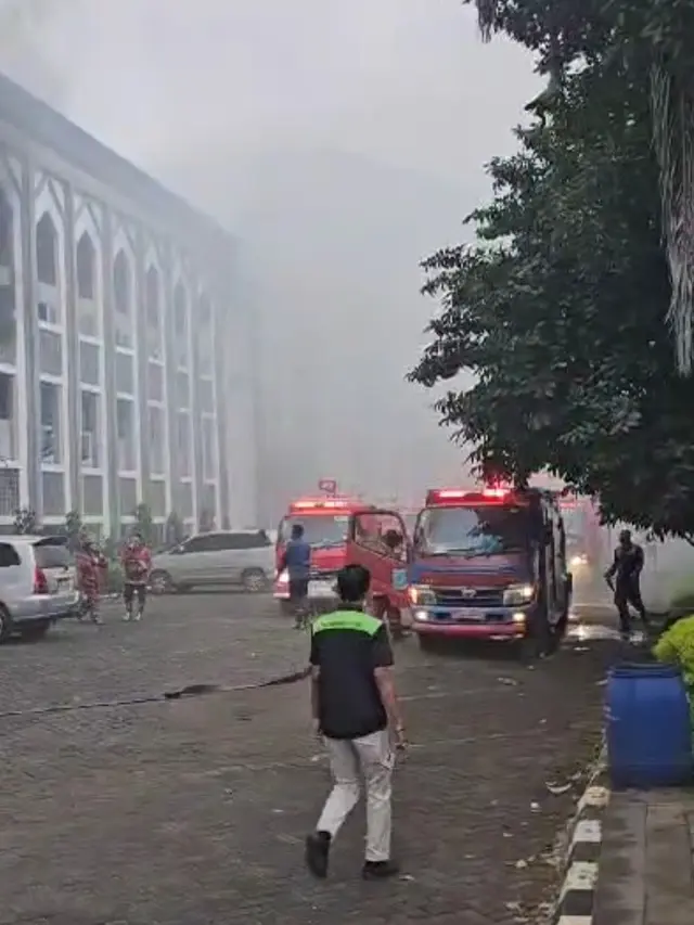 Gedung Rektorat UIN Jakarta, Ciputat Timur, Kota Tangerang Selatan (Tangsel), terbakar, Senin (30/12/2024)