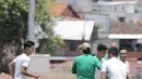 Ada kejadian menarik ketika latihan yang digelar dibawah sengatan terik sinar matahari Surabaya tersebut. Marselino Ferdinan yang sedang bersiap menyusul rekannya kedapatan dihampiri oleh Shin Tae-yong. (Bola.com/Ikhwan Yanuar)