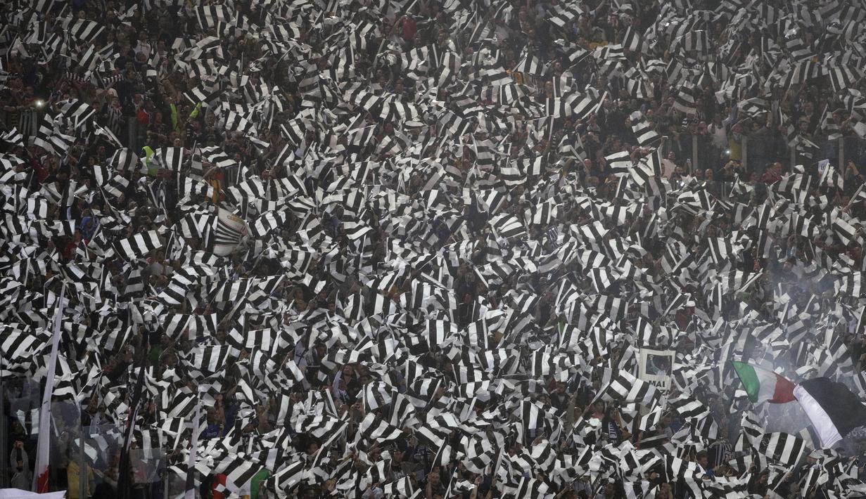 Dukungan fans Juventus saat timnya melawan AC Milan pada final Coppa Italia di Rome Olympic stadium, (9/5/2018). Juventus menang 4-0. (AP/Gregorio Borgia)