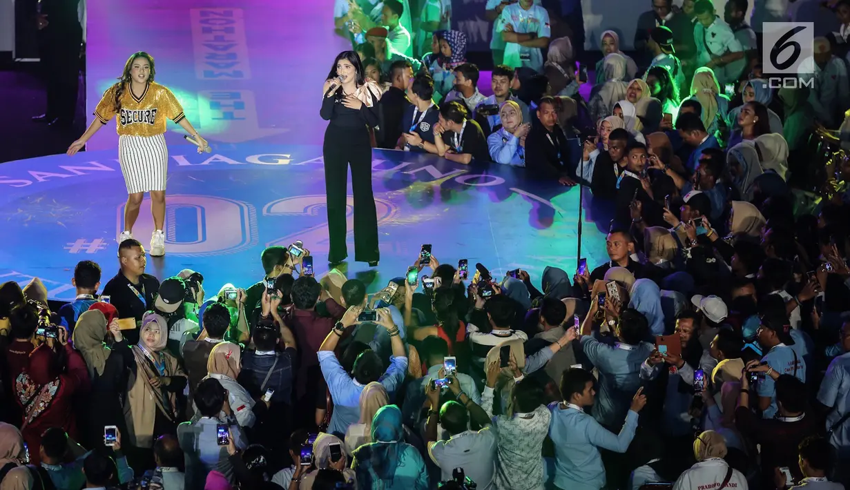 Penyanyi Ashanty dan Aurel tampil bersama membawakan lagu pada acara Young Entrepreneur Summit (YES) 2019 di Istora Senayan, Jakarta, Rabu (10/4). Ashanty membawakan empat lagu dengan judul: Separuh Jiwa, Kesakitanku, Berharap Tak Berpisah, Pergilah Kasih dan Medley Lagu. (Liputan6.com/Fery Pradolo)