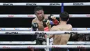 Saat ronde ketujuh berakhir, Pawitchaya tidak lagi mampu melanjutkan pertarungan. Wasit menghentikan laga, memastikan Jemz Mokoginta menang TKO setelah ronde ketujuh dan meraih Sabuk WBA East Title. (Bola.com/M Iqbal Ichsan)