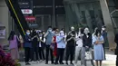 <p>Orang-orang yang memakai masker berbaris untuk tes COVID-19 pada hari ketiga berturut-turut dari pengujian virus corona massal di Beijing, Kamis (5/5/2022). Ibu kota China Beijing pada Kamis (5/5) mulai melonggarkan aturan karantina untuk kedatangan dari luar negeri. (AP Photo/Mark Schiefelbein)</p>