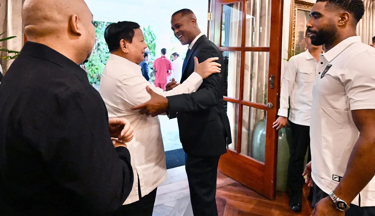 Presiden Prabowo menyalami pelatih Timnas Indonesia, Patrick Kluivert saat menyambut kedatangan Skuad Garuda dalam kunjungannya di Kartanegara, Jumat (06/06/2025). (Biro Pers Sekretariat Presiden/Cahyo)