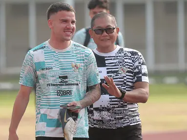 Calon pemain naturalisasi Timnas Indonesia, Calvin Verdonk muncul di Stadion Madya, Gelora Bung Karno, Senayan, Jakarta, Jumat (31/5/2024) pagi WIB. Pesepak bola yang kini tengah memperkuat NEC Nijmegen di Eredivisie tersebut langsung mengikuti latihan bersama skuad Timnas Indonesia yang tengah bersiap melakoni partai uji coba kontra Tanzania pada 2 Juni 2024 mendatang. Proses naturalisasi bek berusia 27 tahun tersebut tengah dipercepat agar dapat diturunkan saat Timnas Garuda menghadapi Filipina Juni mendatang. (Bola.com/M Iqbal Ichsan)