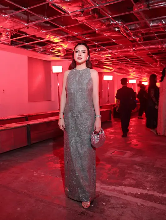 Dipadu dengan open toe heels dan hand bag silver dari Bottega Veneta seharga Rp59,7 jutaan [@shandyaulia]