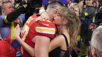 Pemain Kansas City Chiefs, Travis Kelce (kiri) berpelukan dengan kekasihnya sekaligus penyanyi top dunia, Taylor Swift setelah memenangkan Super Bowls LVIII di Las Vegas, Amerika Serikat, Minggu (11/02/2024) waktu setempat. Kansas City Chiefs menang atas San Francisco 49ers dengan skor 25-22 melalui babak tambahan. (AP Photo/John Locher)