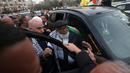 Tahanan Palestina berusia 83 tahun, Fuad Shubaki tiba untuk mengunjungi makam mendiang pemimpin Palestina Yasser Arafat setelah dibebaskan dari penjara Israel, di kota Ramallah, Tepi Barat, Senin (13/3/2023). Fuad Shubaki dibebaskan setelah menjalani hukuman 17 tahun karena penyelundupan senjata. (Photo by AHMAD GHARABLI / AFP)