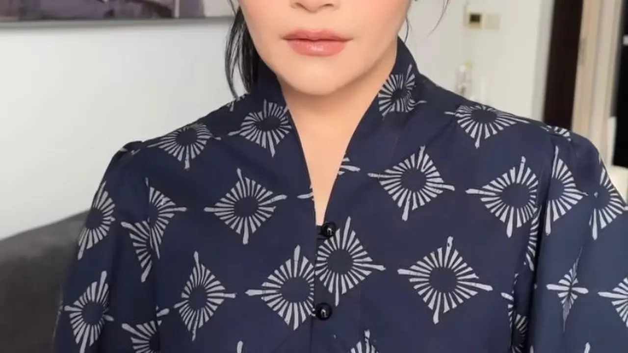Tampilan Elegan Prilly Latuconsina dalam Balutan Batik Modern Ratusan Ribu, Cocok Jadi Inspirasi Harian