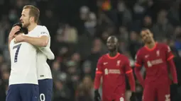 Bermain menyerang, Liverpool malah tertinggal terlebih dahulu pada menit ke-13. Meneruskan umpan terobos dari Tanguy Ndombele, Harry Kane berhasil melesatkan tembakan mendatar dari dalam kotak penalti. Gol ini sekaligus sebagai gol pertama Kane di Liga Inggris musim ini. (AP/Frank Augstein)