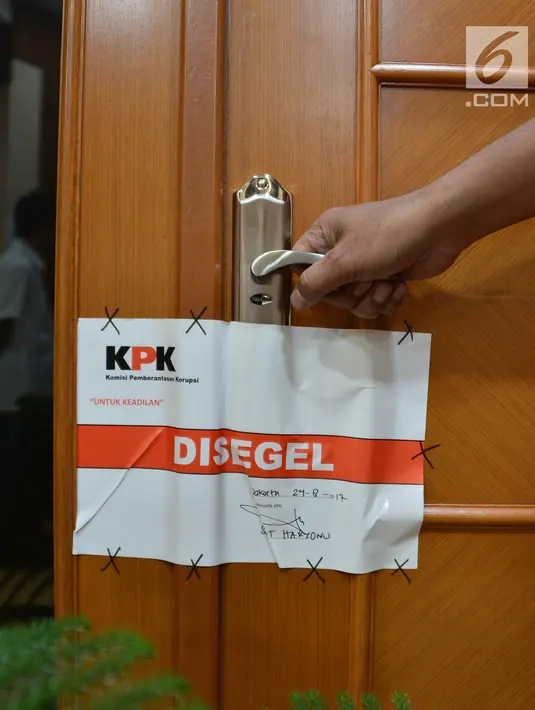 Kertas bertuliskan "Disegel" tertempel di salah satu ruangan lantai 4 Gedung Karsa Kementerian Perhubungan, Jakarta, Kamis (24/8). Ruangan itu adalah tempat kerja Dirjen Perhubungan Laut Kementerian Perhubungan Antonius Tonny Budiono. (Liputan6.com/Pool)