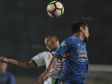 Pemain Persib Bandung, Wildansyah (kanan) berduel dengan pemain PS TNI, Sansan Husaeni pada lanjutan Liga 1 2017 di Stadion Si Jalak Harupat, Sabtu (05/8/2017). Persib menang 3-1. (Bola.com/Nicklas Hanoatubun)