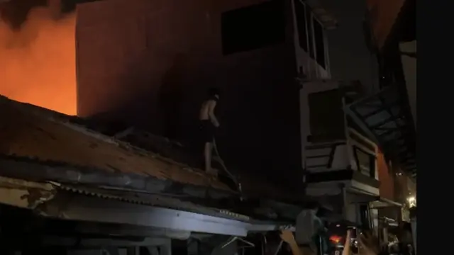 Petugas damkar memadamkan api membakar salah satu rumah di Grogol, Kebayoran Lama, Jakarta Selatan, Selasa (28/7/2026). (Liputan6.com/Ady Anugrahadi).