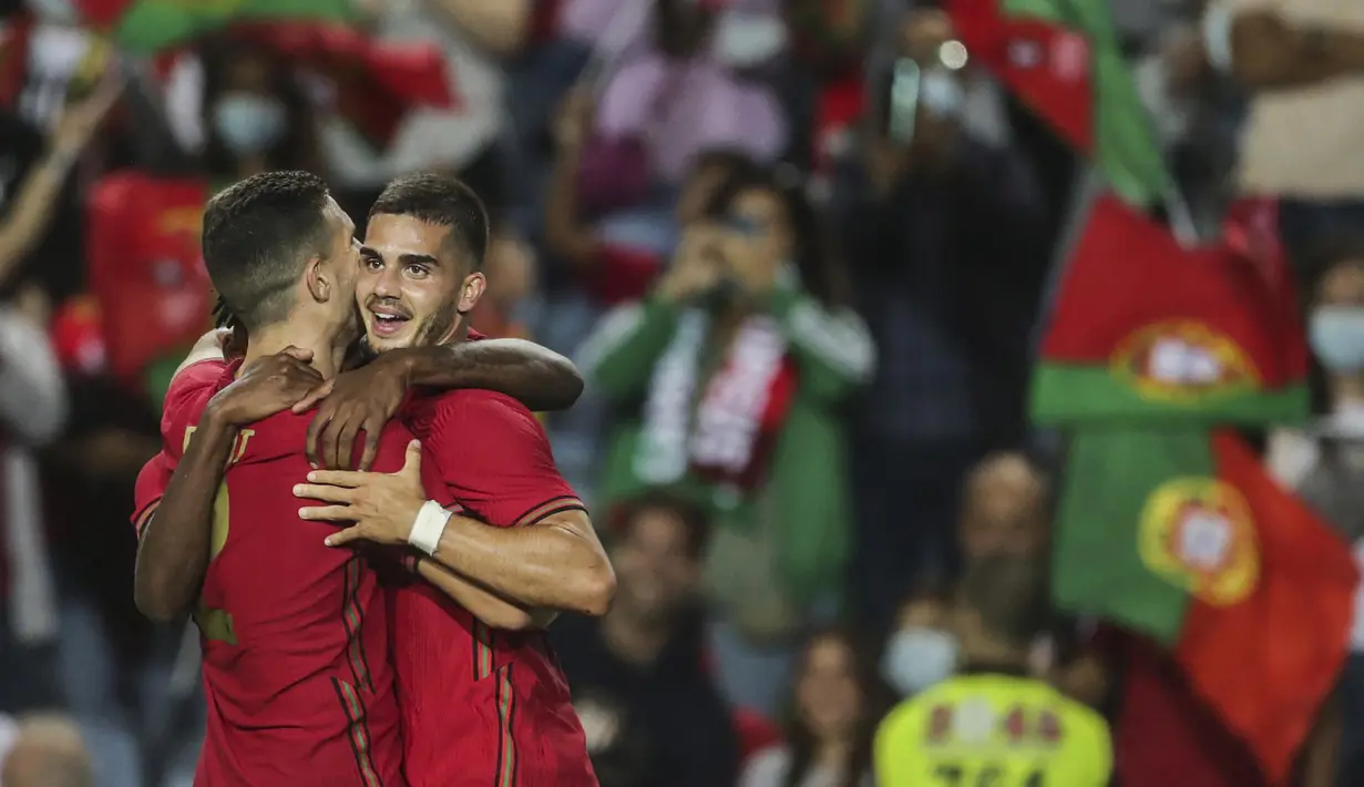Pada akhir pertandingan, Portugal mengunci kemenangan dengan gol tambahan dari Andre Silva. Sampai laga berakhir, skor 3-0 untuk keunggulan Timnas Portugal tetap bertahan. (AFP/Carlos Costa)