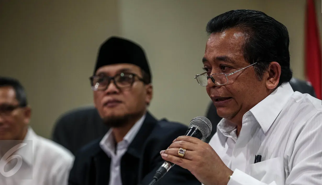 Kepala Pusat Informasi dan Humas Kemenag Syafrizal (kanan) memberikan keterangan pers di Kantor Kemenag, Jakarta, (23/8). Mereka mayoritas dari  Sulawesi, yang ingin berangkat haji dari Filipina (Liputan6.com/Faizal Fanani)