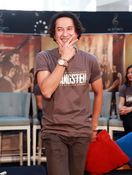 "Saya sebagai Hasnomo. Dia punya dua kepribadian yang satu di depan publik, yang satunya lagi di underground. Dua-duanya untuk memperbaiki kehidupan rakyat untuk lebih baik," tutur pemeran ‘Para Pencari Tuhan’ ini. (Wimbarsana/Bintang.com)