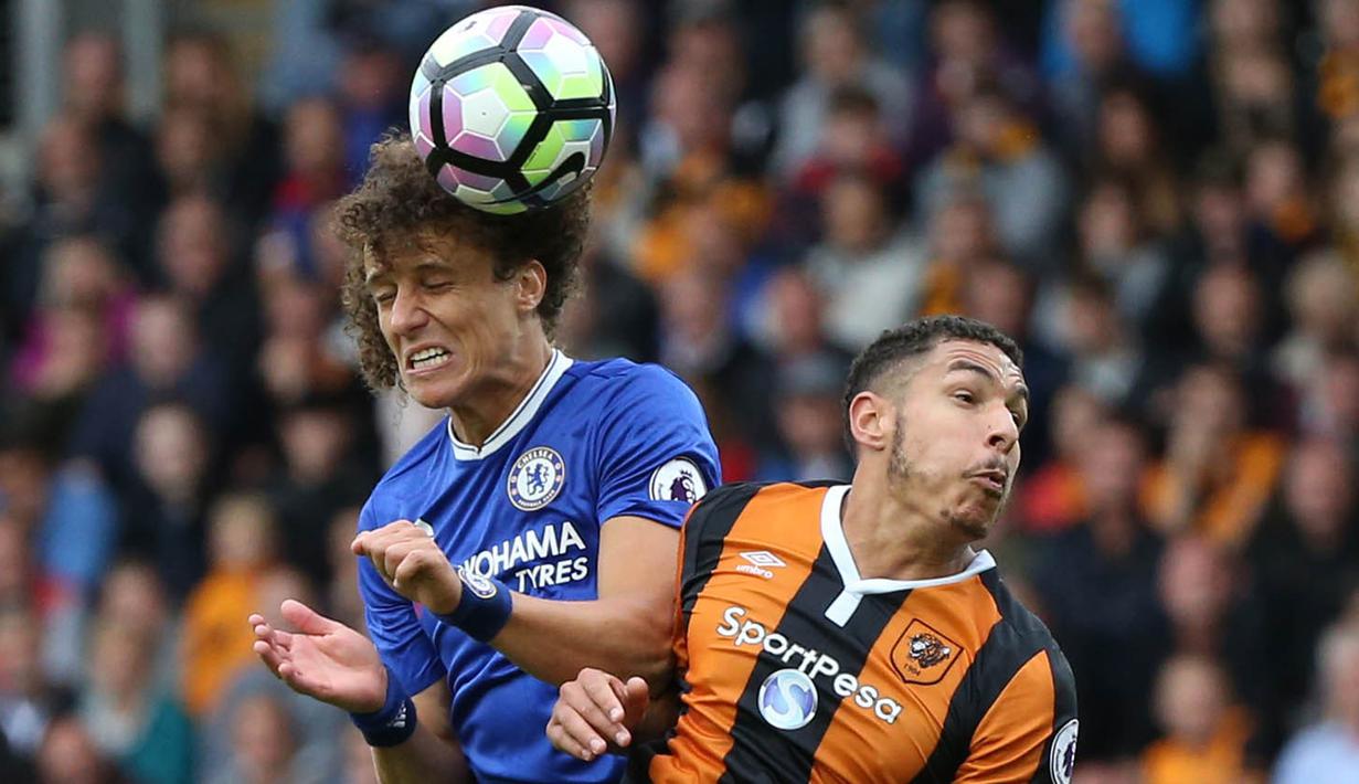 Bek Chelsea, David Luiz, duel udara dengan bek Hull, Jake Levermore. Meski berstatus sebagai tamu, Chelsea lebih menguasai jalannya laga dengan penguasaan bola mencapai 57 persen. (Reuters/Scott Heppell)