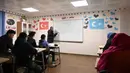 Guru matematika, Mahmut saat mengajar di sebuah sekolah di distrik Silivri, Istanbul, Turki (29/12/2019). Terdapat 107 anak di sekolah ini. Sebanyak 33 anak salah satu orang tuanya berada di kamp dan 7 anak kehilangan kedua orang tuanya. (AFP/Ozan Kose)