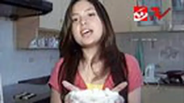 Sambut Lebaran, Tasya Buat Kue Kering